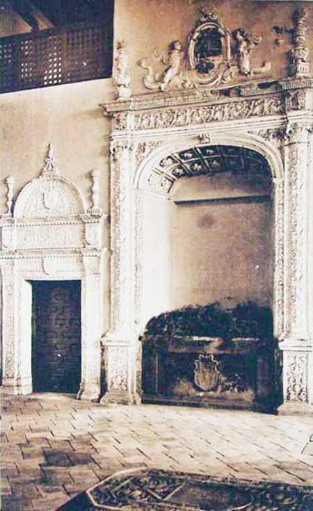 Interior de la sala de oración con la puerta de la sacristía y el gran arcosolio al fondo y con parte de la lápida de frey Pedro de Silva en primer plano. Imagen: Museo de la Universidad de Navarra.